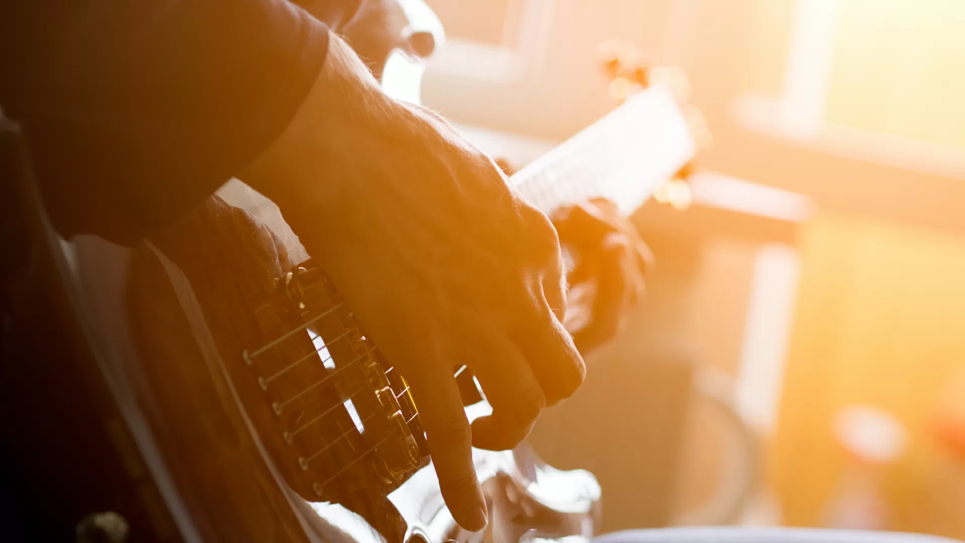 Joven tocando guitarra.