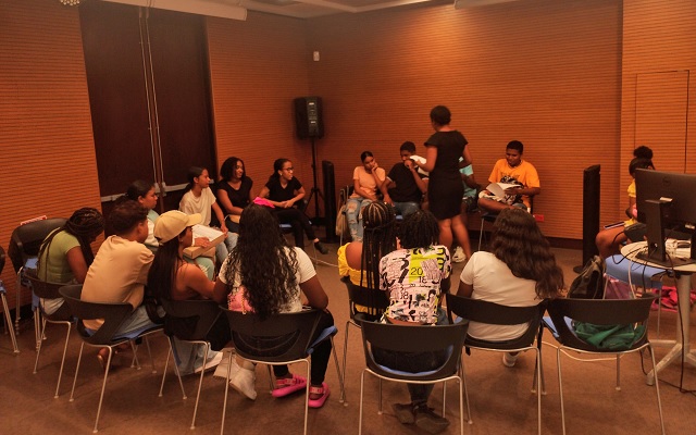 Jóvenes participantes en ejercicio de cartografia social en San Andres