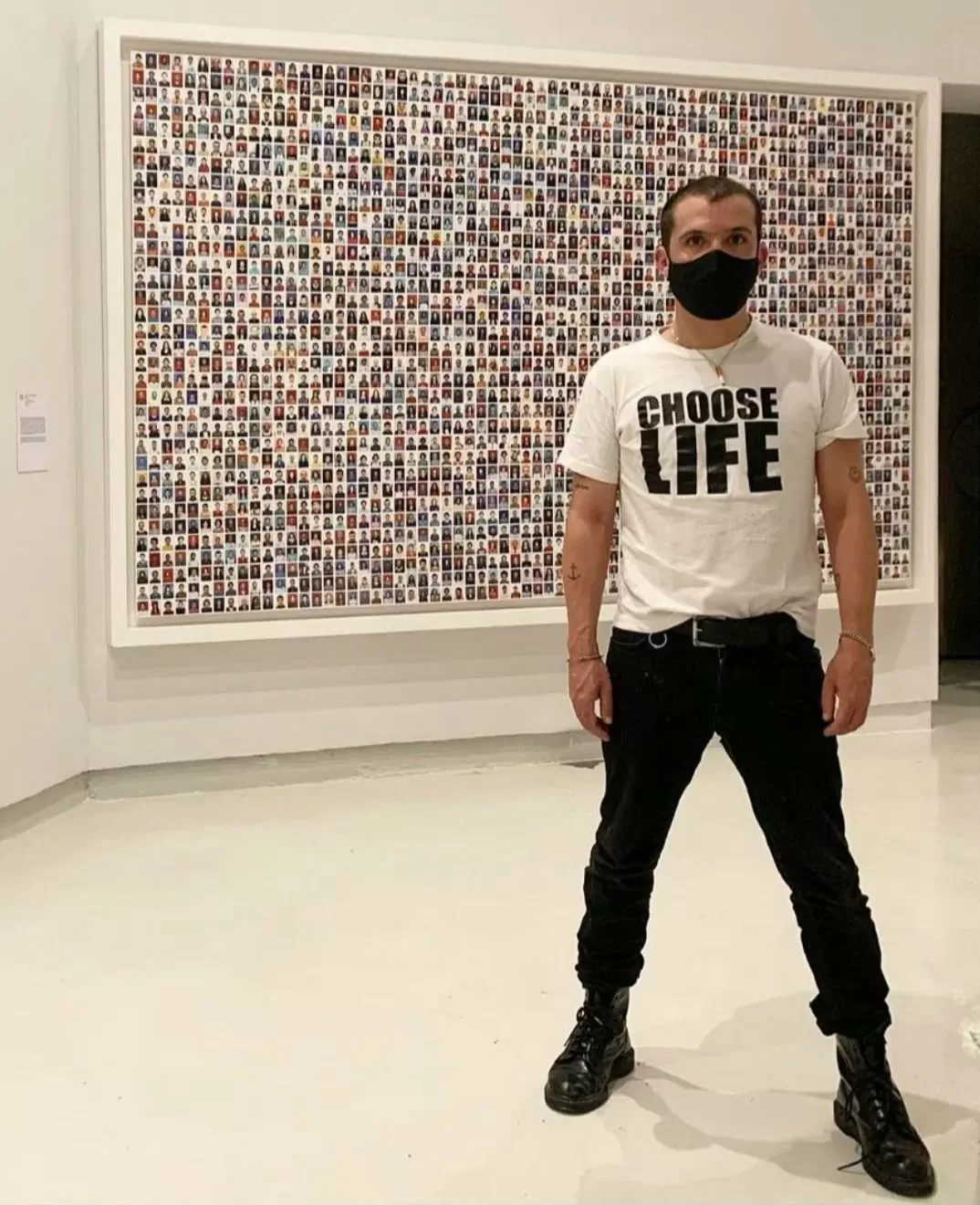 Retrato de Juan Pablo Echeverri con su obra 'Miss Fotojapón' de fondo