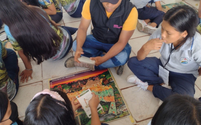 Niños explorando el Juego Amazonas Niños explorando el Juego Amazonas