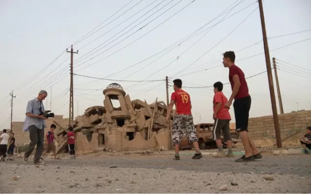 CG19-Haram:  Francis Alÿs, durante la producción de Juego de niñxs #19: Haram Football, Mosul, Irak, 2017, 9’11”, 16:9 Foto Cortesía: