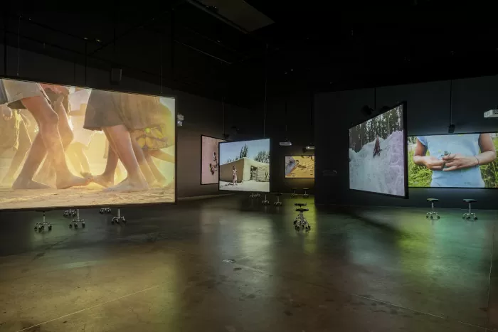 Juegos de niñxs 1999-2022. Vista de la instalación en&nbsp;Museo Universitario Arte Contemporáneo&nbsp;(MUAC),Ciudad de México,&nbsp;2023. Cortesía: MUAC (DGAV-UNAM)