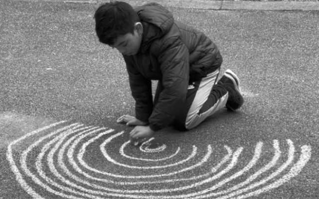 Juego de niñxs #47: Tiza, Londres, Reino Unido 2024, 15” 27”, 4:3. En colaboración con Rafael Ortega, Mariano Franco, Félix Blume Foto Cortesía: