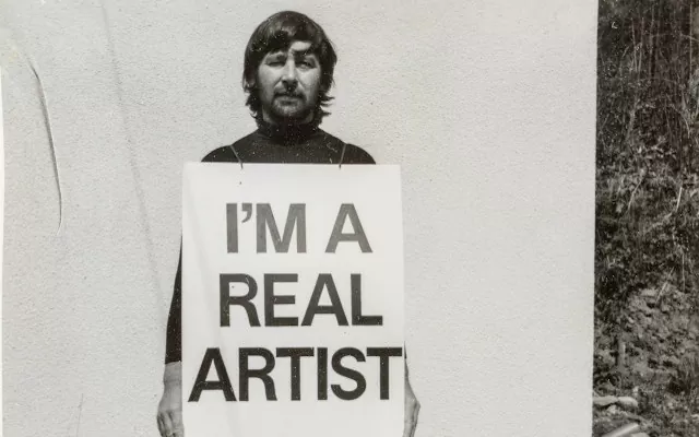 Keith Arnatt. “Study, I am a Real Artist”. Fotografía. Ampliación del artista en gelatina de plata. 1969-72. © Cortesía de Keith Arnatt Estate y Sprüth Magers. Colección Proyecto Bachué.