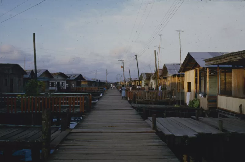 Calle de Tumaco. 1984. Diapositiva. Número topográfico: FT2604. Alberto Saldarriaga Roa.