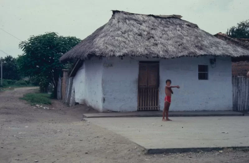 Casa en Florida S.F. Diapositiva Número topográfico: FT2604. Alberto Saldarriaga Roa. Casa en Florida S.F. Diapositiva Número topográfico: FT2604. Alberto Saldarriaga Roa.