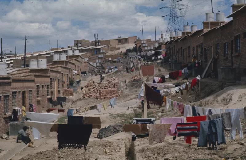 Casas de Las Lomas. 1973. Diapositiva. Número topográfico: FT2604. Alberto Saldarriaga Roa.