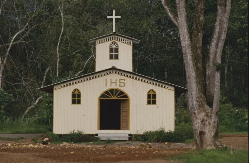 Iglesia en Tumaco 1984. Diapositiva. Número topográfico: FT2604. Alberto Saldarriaga Roa.