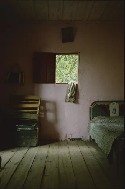 Manizales. S.F. Diapositiva Número topográfico: FT2604. Alberto Saldarriaga. La habitación es el espacio más propio e íntimo de la casa: una especie de primera capa protectora de la intimidad. Manizales. S.F. Diapositiva Número topográfico: FT2604.