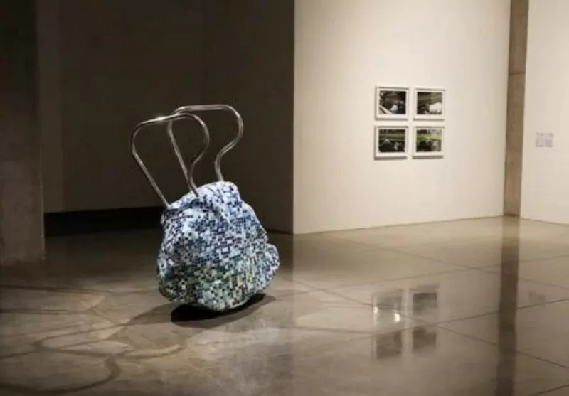 Fredy Clavijo. Las ondas que perduran 2021. Piedra, mosaico y pasamanos - AP7325