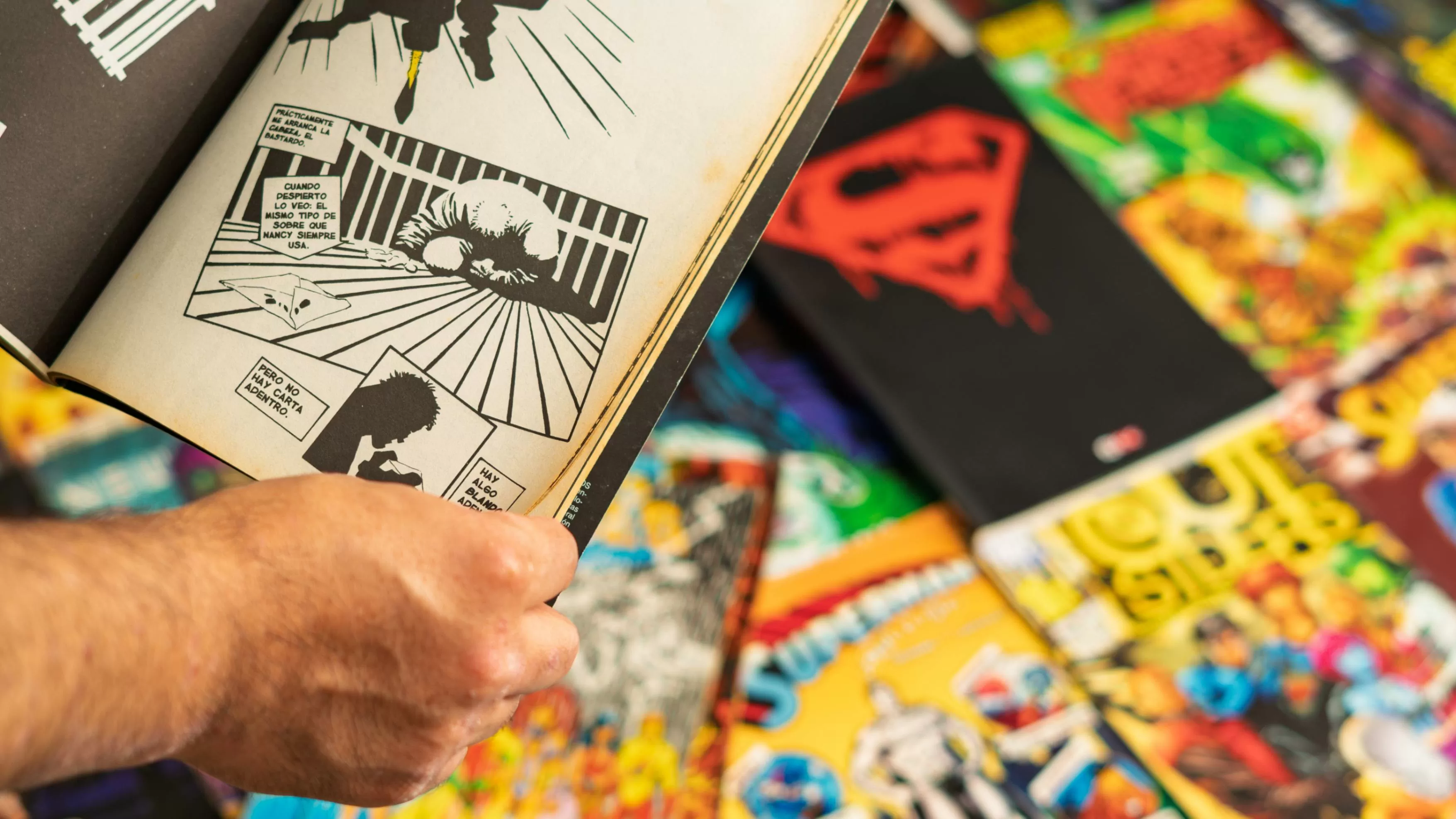 Persona leyendo comics de superhéroes