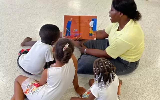 La hora del cuento en el Centro Cultural de Quibdó.