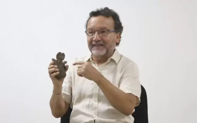 Luis Fernando Franco sostiene una ocarina