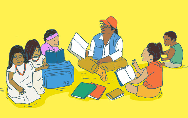 Mediador con maleta didáctica de literatura y grupo de usuarios