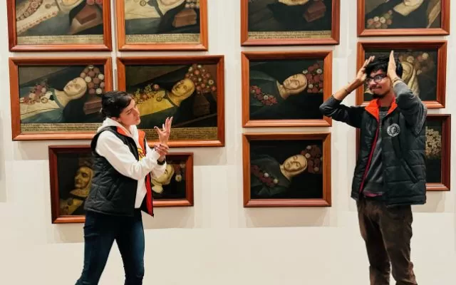 Manos que cuentan historias Fotografía donde se ven dos personas hablando en lengua de señas colombiana