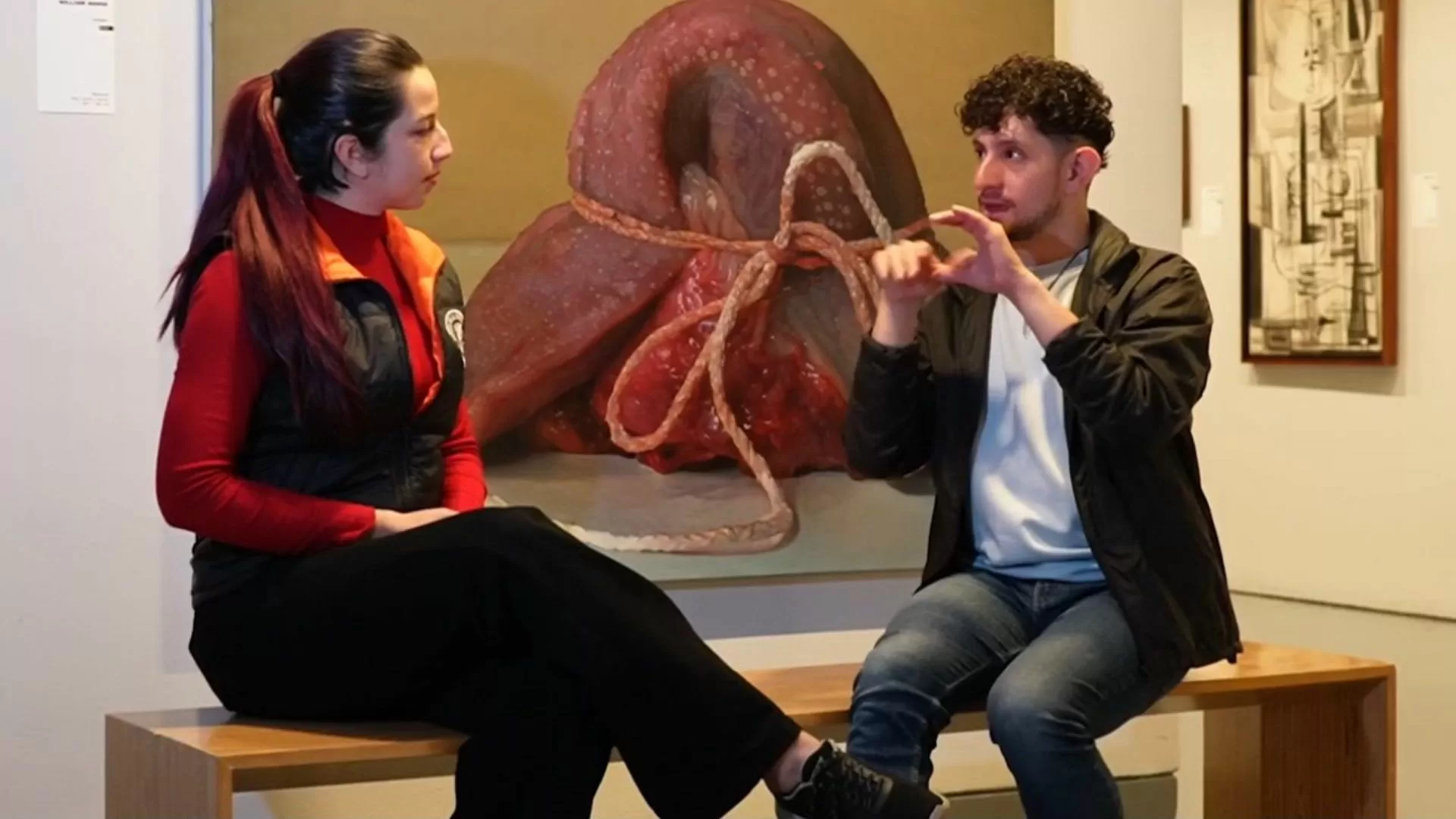 Se ve a un hombre y una mujer hablando en lengua de señas