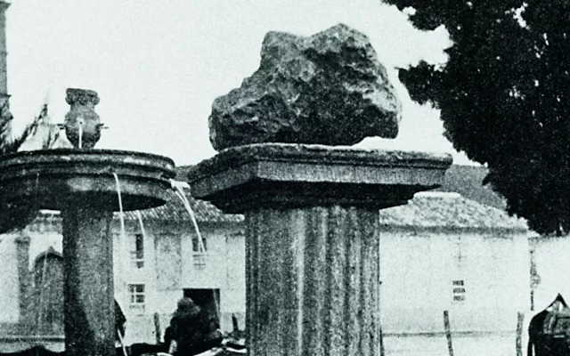 Meteorito en la plaza central de Santa Rosa de Viterbo. Archivo histórico de la Pontificia Universidad Javeriana, Bogotá. Autor desconocido, 1906.
