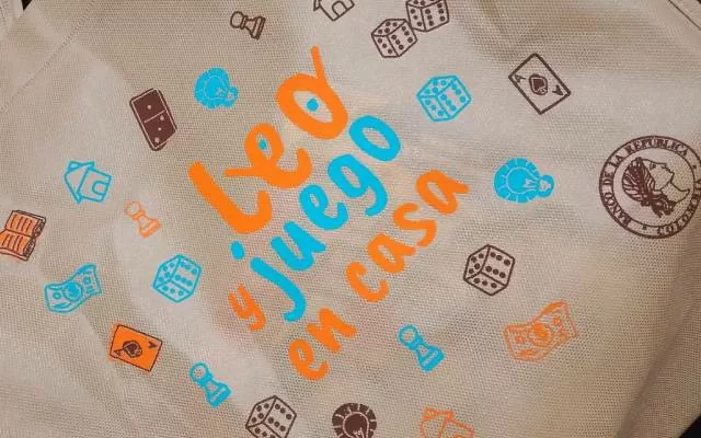 Mochila con el texto impreso "Leo y juego en casa"