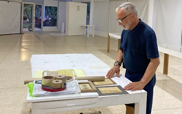 Montaje de la exposición "Justo Tribiño: El lente pionero en el Sinú" en el MUZAC de Montería, 2024.