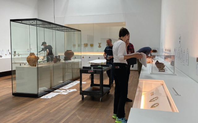 Montaje de la exposición El universo en tus manos: Los mundos dorados de la Colombia indígena.