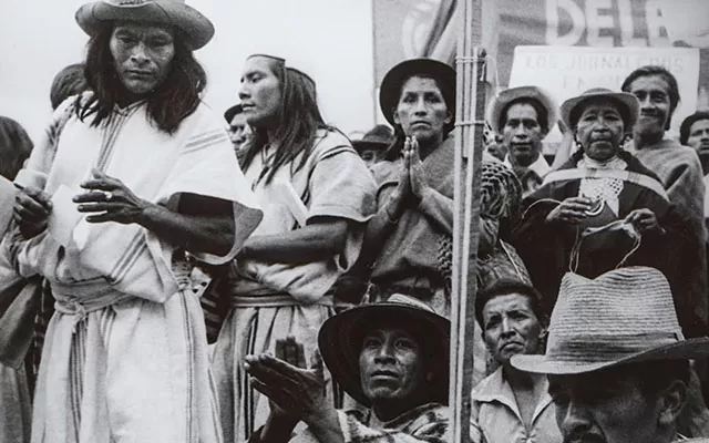 Defendamos la cultura indígena. De la serie "Movimientos sociales" - Fotografía