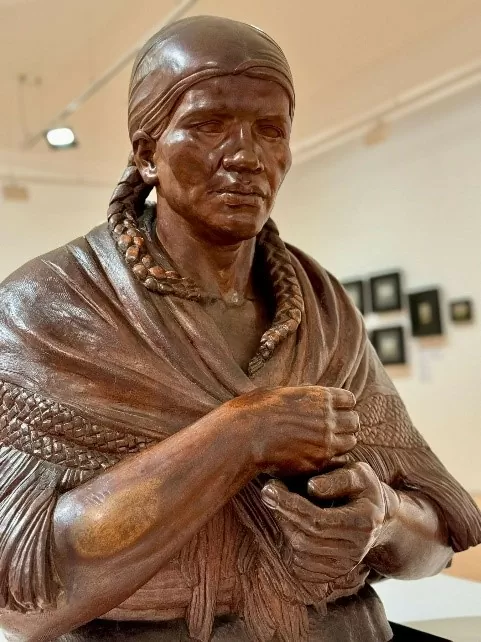 Josefina Albarracín, Muchacha campesina,  talla en madera, 1950.