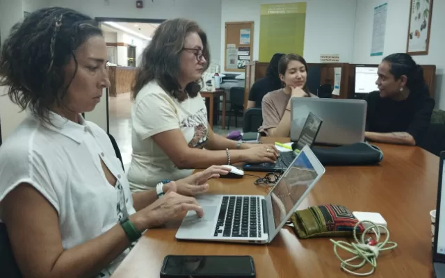 grupo de mujeres escribiendo
