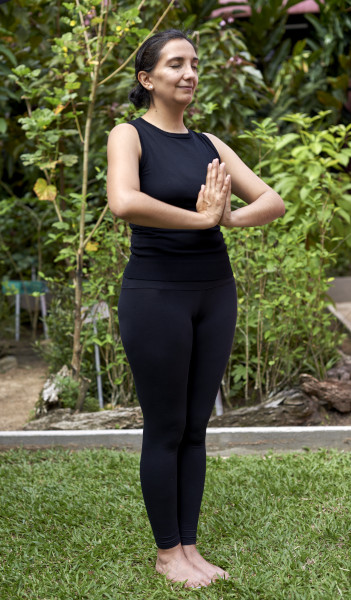 Postura de oración. Maestra yogui: Ángela María Pesántez