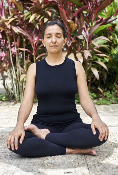 Postura fácil. Maestra yogui: Ángela María Pesántez