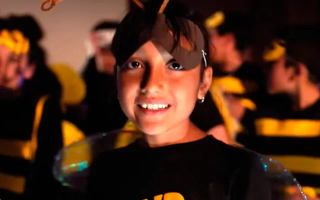 Niña participante de "El baile de las abejas"