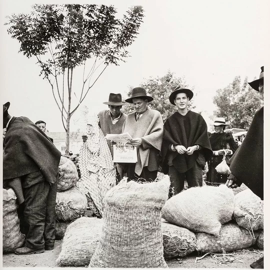 Campesinos con el periódico - 1960. Fotografía, blanco y negro, emulsión de gelatina de plata sobre papel de fibra
