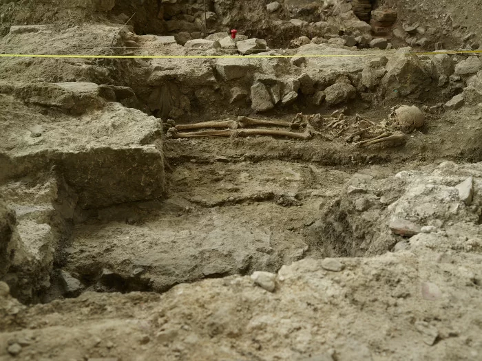 Esqueleto, de la serie Piedra y polvo, 2017