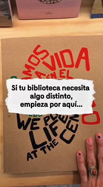 Texto "Si tu biblioteca necesita algo distinto empieza por aquí..." sobre un libro