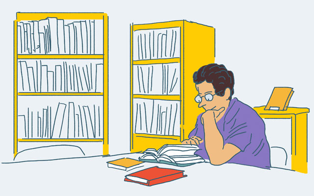 Joven leyendo libros en la biblioteca