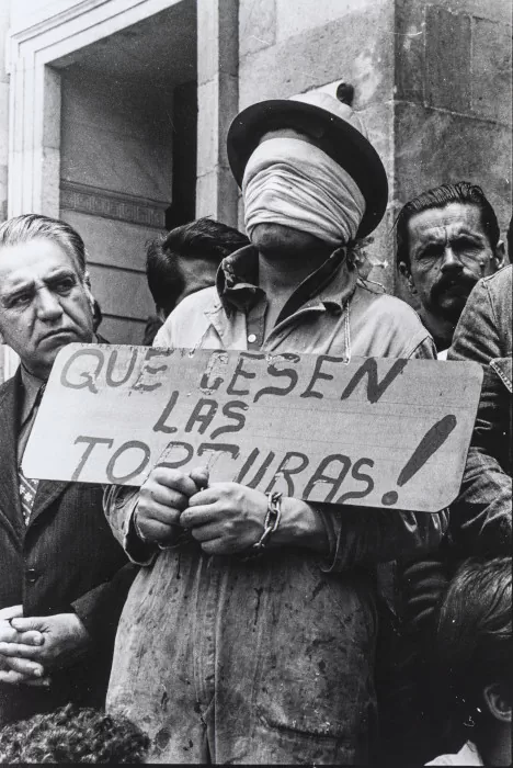 Que cesen las torturas. De la serie Movimientos sociales Viki Ospina 1973.(2018). Fotografía sobre papel 40,6 x 24,9 cm - AP6444