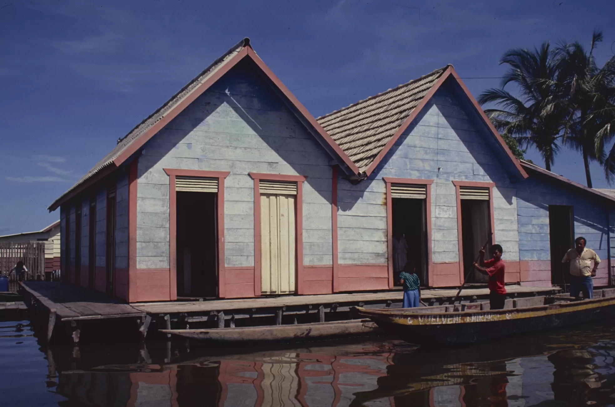 Fotografía de viviendas sobre palafitos en El Morro (Magdalena).