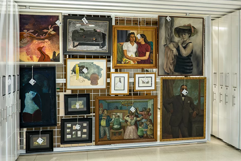 Reserva de la Colección de Arte con obras de arte pictóricas de diferentes artistas y estilos colgadas 