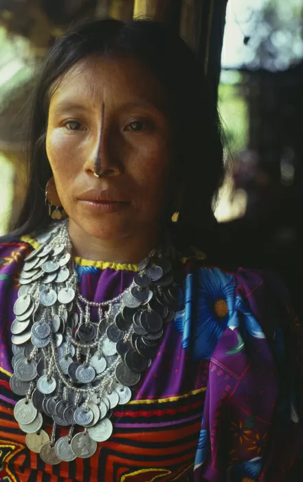 Retrato de mujer guna con un collar de monedas
