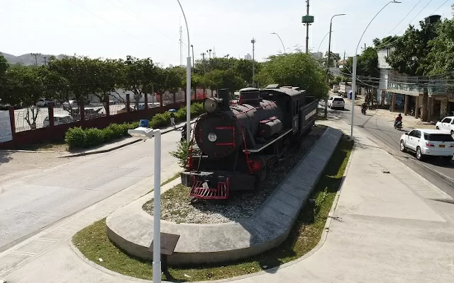 Locomotora del Ferrocarril de Santa Marta, ubicada como homenaje en el sector conocido como La Lucha, en Santa Marta.