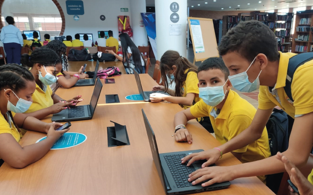 Usuarios de recursos electrónicos en el Centro Cultural de Riohacha.