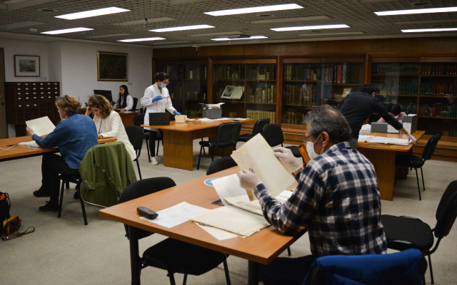 Investigadores en la sala de Libros Raros y Manuscritos, de la Biblioteca Luis Ángel Arango (BLAA).
