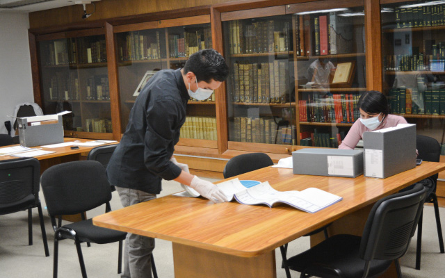 Investigadores en la sala de Libros Raros y Manuscritos, de la Biblioteca Luis Ángel Arango (BLAA).