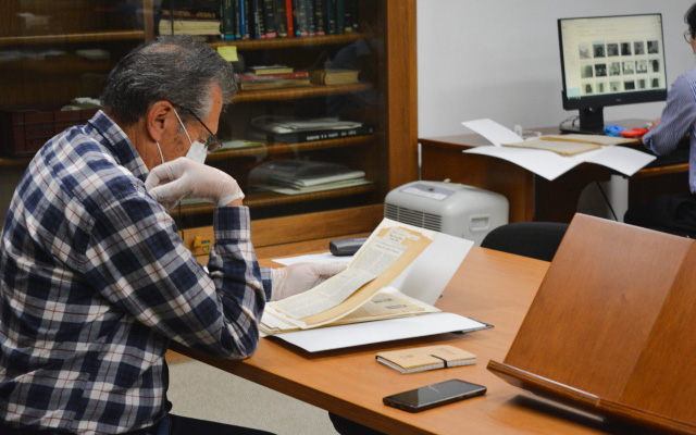 Investigadores en la sala de Libros Raros y Manuscritos, de la Biblioteca Luis Ángel Arango (BLAA).