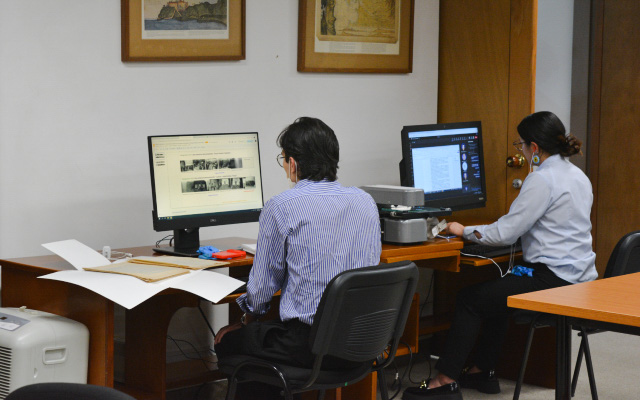 Investigadores en la sala de Libros Raros y Manuscritos, de la Biblioteca Luis Ángel Arango (BLAA).