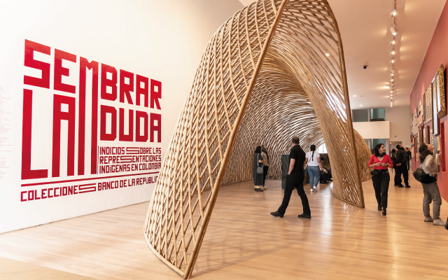 Visitantes en la exposición Sembrar la duda: indicios sobre las representaciones indígenas en Colombia, en el MAMU. 2023