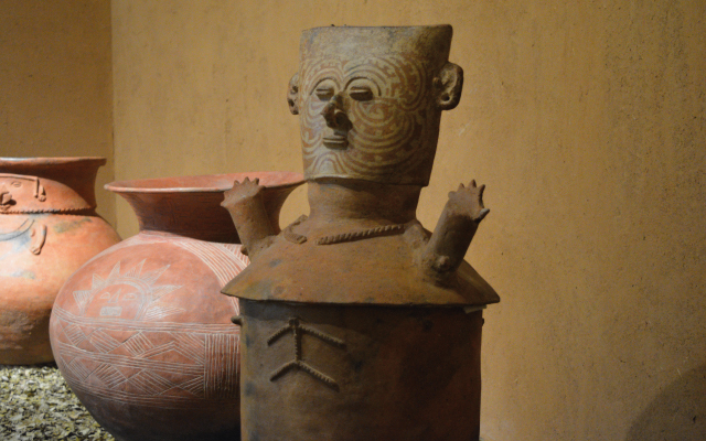 Piezas de la Colección Arqueológica del Museo del Oro en la exposición Sembrar la duda: indicios sobre las representaciones indígenas en Colombia, en el MAMU. 2023