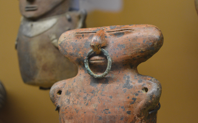 Piezas de la Colección Arqueológica del Museo del Oro en la exposición Sembrar la duda: indicios sobre las representaciones indígenas en Colombia, en el MAMU. 2023