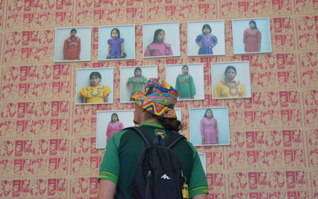 Visitantes en la exposición Sembrar la duda: indicios sobre las representaciones indígenas en Colombia, en el MAMU. 2023