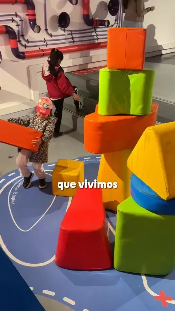 Niña jugando en Sensorama Sala de Arte y juego de la Manzana Cultural del Banco de la República.