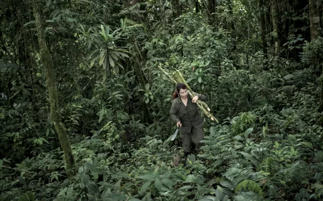 Serie fotográfica capítulo “Gun Jungle Girl”. Mujer combatiente